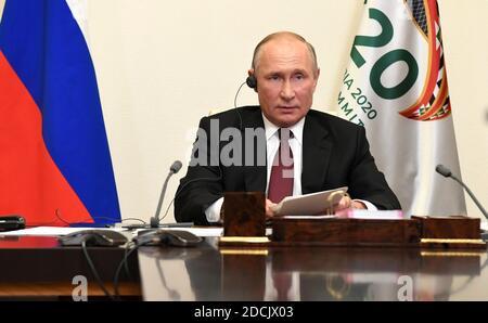 Mosca, Russia. 21 Nov 2020. Il presidente russo Vladimir Putin partecipa al vertice del G20 organizzato dall'Arabia Saudita tramite la videoconferenza della residenza ufficiale dello stato di Novo-Ogaryovo 21 novembre 2020 fuori da Mosca, Russia.Credit: Aleksey Nikolskyi/Kremlin Pool/Alamy Live News Foto Stock