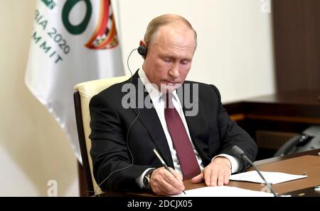 Mosca, Russia. 21 Nov 2020. Il presidente russo Vladimir Putin partecipa al vertice del G20 organizzato dall'Arabia Saudita tramite la videoconferenza della residenza ufficiale dello stato di Novo-Ogaryovo 21 novembre 2020 fuori da Mosca, Russia.Credit: Aleksey Nikolskyi/Kremlin Pool/Alamy Live News Foto Stock