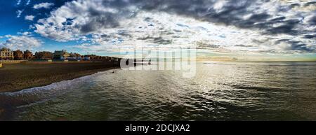 Fantastico cielo e suggestivo panorama dell'alba sulla costa di Roma con luci spettacolari di colore pastello sul mare colpite dal sole tra le nuvole di mammato. Foto Stock