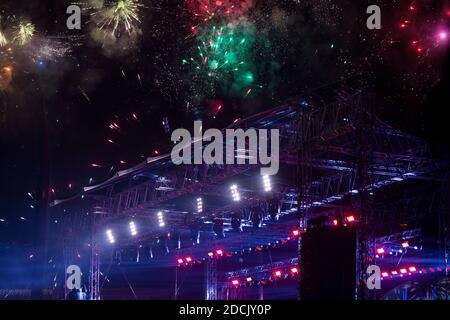 Palco per concerti con fuochi d'artificio durante le festività Foto Stock