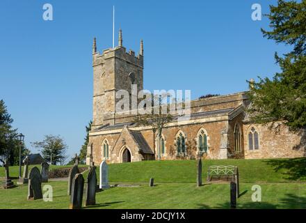 St Andrew's Church, Station Road, Kingham, Oxfordshire, Inghilterra, Regno Unito Foto Stock