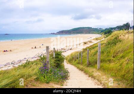 Erquy, Cotes-d-Armor, Francia - 25 agosto, 2019: Costa atlantica con spiaggia e capo di Erquy, canale inglese, Bretagna nel nord della Francia Foto Stock