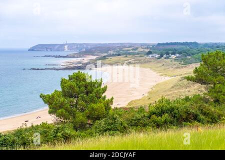 Erquy, Cotes-d-Armor, Francia - 25 agosto, 2019: Costa atlantica con spiaggia e capo di Erquy, canale inglese, Bretagna nel nord della Francia Foto Stock