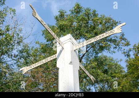 Antico segno del fingerpost vicino a Chipping Campden, Gloucestershire, Inghilterra, Regno Unito Foto Stock