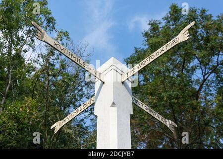 Antico segno del fingerpost vicino a Chipping Campden, Gloucestershire, Inghilterra, Regno Unito Foto Stock