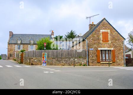 Erquy, Cotes-d-Armor, Francia - 25 agosto, 2019: Casa di campagna a Erquy sulla costa atlantica in Bretagna, nel nord della Francia Foto Stock