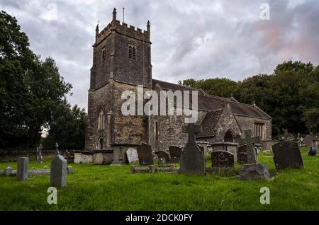 La tradizionale chiesa parrocchiale di St James a Tithherington, nel Gloucestershire meridionale. Foto Stock