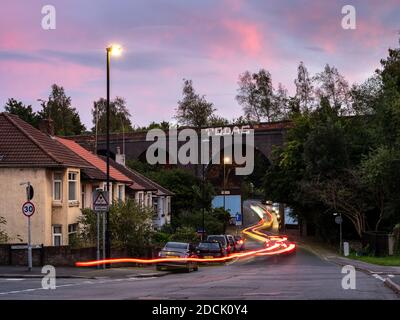 Il traffico scorre sotto il vecchio Viadotto di Royate Hill a Eastville, Bristol. Foto Stock