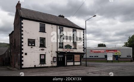 Il pub Farfield Inn, chiuso, si erge a bordo e scruffy nel quartiere Hillfoot di Shefield, nello Yorkshire, durante la recessio credit crunch Foto Stock