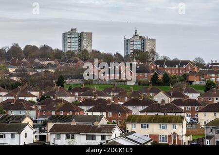 I blocchi di torre e le case di proprietà del Consiglio coprono la collina di Shirehampton, un sobborgo di Bristol nord-occidentale. Foto Stock