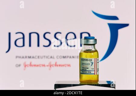 MALLORCA/SPAGNA - Novembre 21 2020: Janssen ricerca vaccino Coronavirus (Covid 19). Fila di flaconi per vaccini con Janssen offuscato di Johnson & Johnson Foto Stock