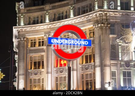 Sony PlayStation 5 PS5 Launch Underground Station pulsanti di ingresso icone Logo Night Neon Lights a Oxford Circus, West End, London, WC1 Foto Stock