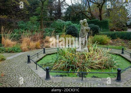 Awe giardino botanico nel centro di Bruxelles a fine autunno e piscina con statue! Bellezza della natura nel cuore della grande città europea! Foto Stock