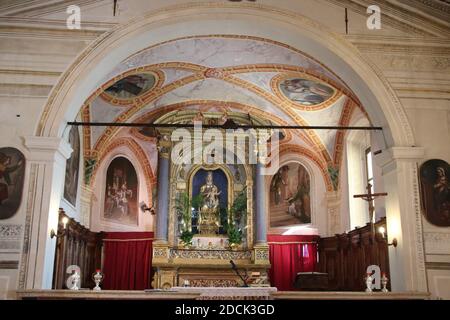 Interno di antico santuario, chiesa cattolica edificio a Toscolano, Brescia, Italia Foto Stock