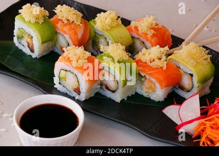 panini di sushi con avocado, granchio, salmone e salsa di soia Foto Stock