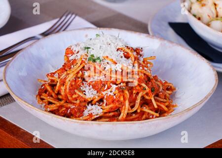 spaghetti bolognesi con parmigiano ed erbe. Foto Stock