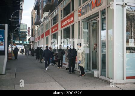 Queens, New York. 18 novembre 2020. La linea per un test di Coronavirus fuori da un CityMD (cure urgenti, camminare in clinica medica) a Jackson Heights. Foto Stock