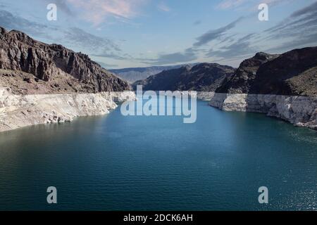 Bassa linea d'acqua con cielo nuvoloso al lago Mead nel sud del Nevada. Foto Stock