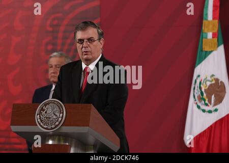 Città del Messico, Messico. 18 Nov 2020. CITTÀ DEL MESSICO, MESSICO - NOVEMBRE 18: Il Segretario degli Affari Esteri Marcelo Ebrard parla durante una conferenza stampa sull'estradizione dell'ex Segretario della Difesa Salvador Cienfuegos al Palazzo Nazionale il 18 novembre 2020 a Città del Messico, Messico (Foto di Eyepix Group/Pacifi Press) Credit: Pacific Press Media Production Corp./Alamy Live News Foto Stock