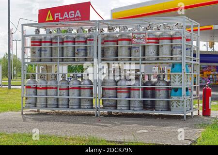 Budapest, Ungheria - 13 luglio 2015: Bombole di gas GPL in gabbia presso il distributore di benzina Shell vicino Budapest, Ungheria. Foto Stock