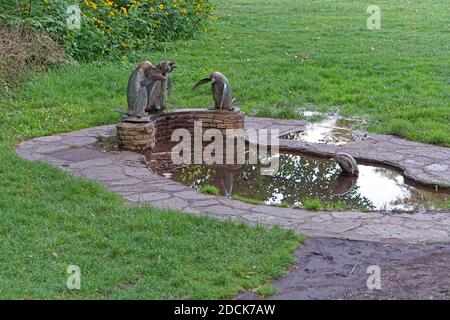 Vienna, Austria - 11 luglio 2015: I pinguini in bronzo nel parco della città fontana di Vienna, Austria. Foto Stock