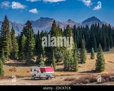 Campeggio disperso a Lizard Head Pass, Colorado Highway 145, Colorado. Foto Stock