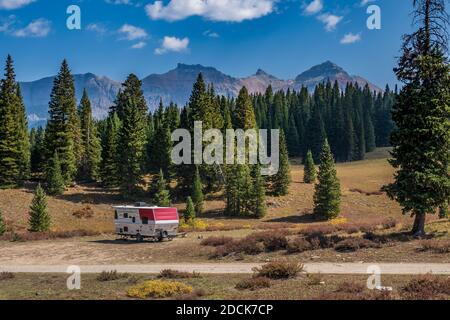 Campeggio disperso a Lizard Head Pass, Colorado Highway 145, Colorado. Foto Stock