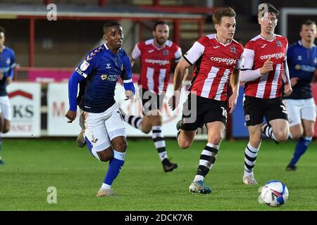 EXETER, INGHILTERRA. 21 NOVEMBRE Oldham Athletic's Dylan Fage Tustles con Archie Collins durante la partita Sky Bet League 2 tra Exeter City e Oldham Athletic al St James' Park, Exeter sabato 21 novembre 2020. (Credit: Eddie Garvey | MI News) Credit: MI News & Sport /Alamy Live News Foto Stock