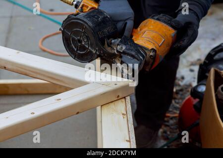 Installazione di pavimento in legno per il patio con il ponte di legno nuovo frammento decking tavole Foto Stock