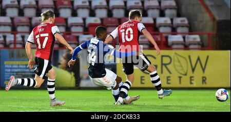 EXETER, INGHILTERRA. 21 NOVEMBRE Oldham Athletic's Dylan Fage Tucles con Exeter City's Matt Jay e Archie Collins durante la partita Sky Bet League 2 tra Exeter City e Oldham Athletic al St James' Park, Exeter sabato 21 novembre 2020. (Credit: Eddie Garvey | MI News) Credit: MI News & Sport /Alamy Live News Foto Stock