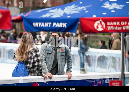 Manhattan, New York, Stati Uniti. 21 Nov 2020. I pattinatori potranno godersi la pista di pattinaggio presso il Winter Village di Bryant Park durante la pandemia Covid-19 a Manhattan, New York. Credito obbligatorio: Kostas Lymperopoulos/CSM/Alamy Live News Foto Stock