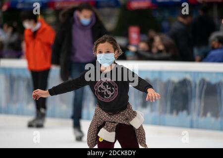 Manhattan, New York, Stati Uniti. 21 Nov 2020. I pattinatori potranno godersi la pista di pattinaggio presso il Winter Village di Bryant Park durante la pandemia Covid-19 a Manhattan, New York. Credito obbligatorio: Kostas Lymperopoulos/CSM/Alamy Live News Foto Stock