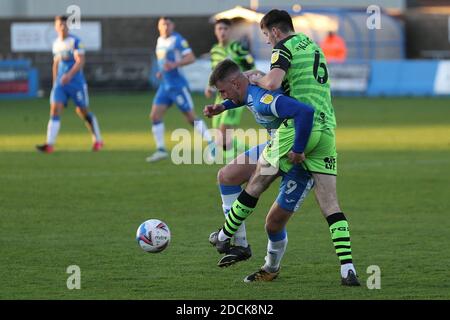 BARROW A FURNESS, INGHILTERRA. 21 NOVEMBRE Scott Quigley of Barrow combatte con Liam Kitchen of Forest Green Rovers durante la partita Sky Bet League 2 tra Barrow e Forest Green Rovers alla Holker Street, Barrow-in-Furness sabato 21 novembre 2020. (Credit: Mark Fletcher | MI News) Credit: MI News & Sport /Alamy Live News Foto Stock