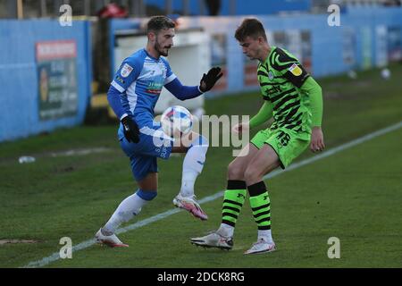 BARROW A FURNESS, INGHILTERRA. 21 NOVEMBRE Bradley Barry of Barrow in azione con Jake Young of Forest Green Rover durante la partita Sky Bet League 2 tra Barrow e Forest Green Rover presso la Holker Street, Barrow-in-Furness sabato 21 novembre 2020. (Credit: Mark Fletcher | MI News) Credit: MI News & Sport /Alamy Live News Foto Stock