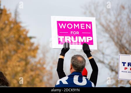 Helena, Montana / 7 novembre 2020: Protestor Holding Women for Trump firmano a Stop the Steal Rally al campidoglio da cui si crede che l'elezione sia stata rubata Foto Stock