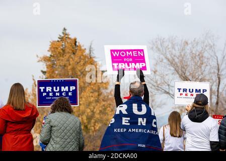 Helena, Montana / 7 novembre 2020: Manifestanti e sostenitori di Trump che tengono per Trump e le donne per Trump firma a Stop il rally rubato al campidoglio che sono Foto Stock