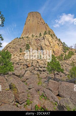 Torre drammatica che sorge dalle rocce in Devils Tower National Monumento in Wyoming Foto Stock