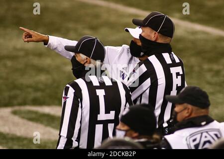 Seattle, Washington, Stati Uniti. 21 Nov 2020. Il capo allenatore di Washington Huskies Jimmy Lake parla con il giudice Todd Migchelbrink durante una partita tra gli Arizona Wildcats e Washington Huskies allo stadio Husky di Seattle, WA. Sean Brown/CSM/Alamy Live News Foto Stock