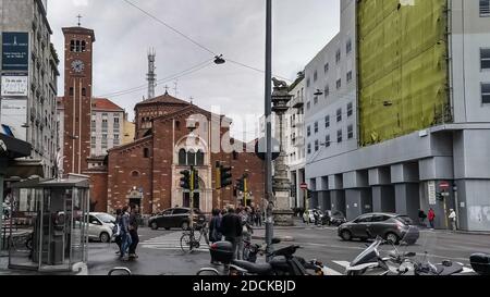 Panorama di via Milano con tram, pedoni e auto di Milano in una giornata di sole. Foto Stock