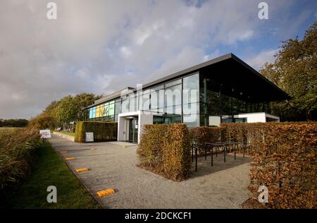 Neukirchen, Germania. 22 ottobre 2020. Vista sul fronte in vetro con caffetteria del Museo Nolde della Fondazione Seebüll. La casa residenziale e studio del pittore Emil Nolde (1867-1956) è in fase di ristrutturazione con ammodernamento e aggiornamento tecnico in linea con l'ordine di conservazione. (A dpa 'studio e casa residenziale di Nolde: Un'opera d'arte totale è in fase di modernizzazione') Credit: Christian Charisius/dpa/Alamy Live News Foto Stock