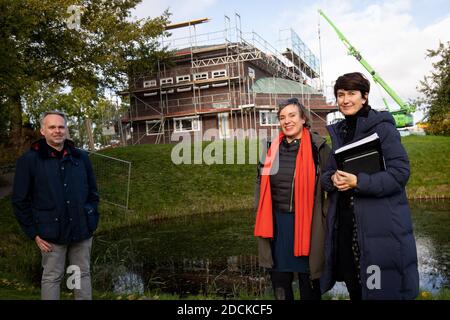 22 ottobre 2020, Schleswig-Holstein, Neukirchen: Christian Ring (l-r), direttore della Fondazione Seebüll Ada e Emil Nolde, Anja Bremer e Beate Kirsch, architetti/partner dell'ufficio di architettura Kirsch Bremer, si trovano accanto allo stagno nel giardino accanto al cantiere del Nolde Stiftung Seebüll, edificio residenziale e monolocale. La casa residenziale e studio del pittore Emil Nolde (1867-1956) è in fase di ristrutturazione con modernizzazione e aggiornamento tecnico in linea con le esigenze di un edificio elencato. (A dpa 'Nolde studio e casa residenziale: Un lavoro totale o Foto Stock