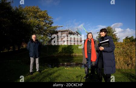22 ottobre 2020, Schleswig-Holstein, Neukirchen: Christian Ring (l-r), direttore della Fondazione Seebüll Ada e Emil Nolde, Anja Bremer e Beate Kirsch, architetti/partner dell'ufficio di architettura Kirsch Bremer, si trovano accanto allo stagno nel giardino accanto al cantiere del Nolde Stiftung Seebüll, edificio residenziale e monolocale. La casa residenziale e studio del pittore Emil Nolde (1867-1956) è in fase di ristrutturazione con modernizzazione e aggiornamento tecnico in linea con le esigenze di un edificio elencato. (A dpa 'Nolde studio e casa residenziale: Un lavoro totale o Foto Stock