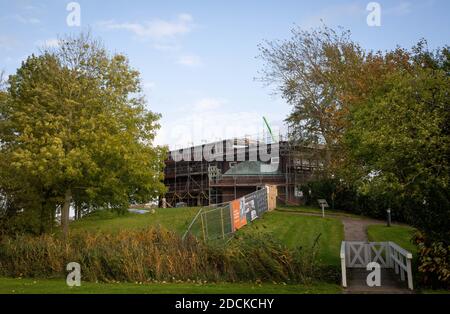 Neukirchen, Germania. 22 ottobre 2020. Vista sul cantiere della casa residenziale e monolocale della Fondazione Nolde Seebüll. La casa residenziale e studio del pittore Emil Nolde (1867-1956) è in fase di ristrutturazione con modernizzazione e aggiornamento tecnico in linea con le esigenze di un edificio elencato. (A dpa 'studio e casa residenziale di Nolde: Un'opera d'arte totale è in fase di modernizzazione') Credit: Christian Charisius/dpa/Alamy Live News Foto Stock