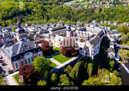 Vista aerea, Castello di Weilburg con complesso di castello barocco, il municipio e la chiesa del castello con torre, Weilburg, Assia, Germania Foto Stock