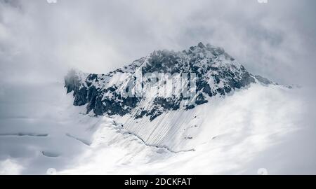 Cime aspre di montagna, Rossgruspitz con bordo break-off, ghiacciaio Waxeggkees, montagne innevate, alto paesaggio alpino in nebbia, Berliner Foto Stock