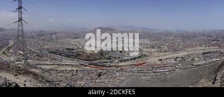 Vista dal punto di vista Cerro San Cristobal alla capitale, Lima, Perù Foto Stock