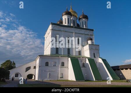 Cattedrale della Santissima Trinità a Pskov Krom, un famoso luogo storico, Pskov, Russia Foto Stock