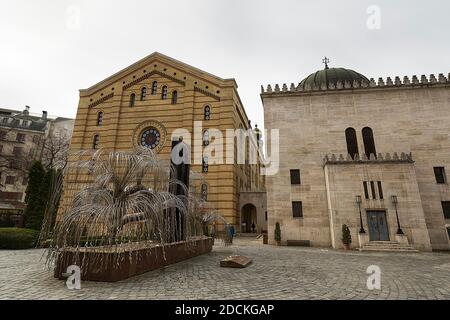 Raoul Wallenberg Memorial Park nel cortile della Grande Sinagoga, con scultura albero della vita, scultore Imre Varga, Nagy Zsinagoga, Pest Foto Stock