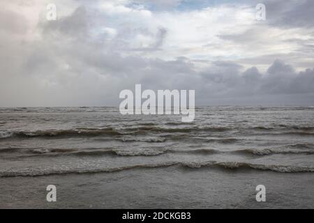 Spiaggia dal bazar di Cox alla pioggia monsonica, la spiaggia della Baia del Bengala nel sud-est del Bangladesh è con una lunghezza di 150 km considerato il più lungo Foto Stock