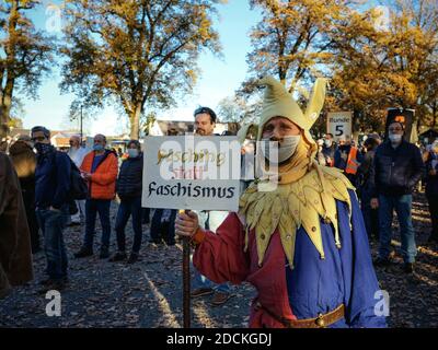 Un uomo vestito da scherzatore con una barba Hitler, dimostrazione contro le misure corona del Querdenken-Buendnis il 14.11.2020 a Schrobenhausener Foto Stock